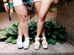 wohndurlust:  my sister and I wearing white flatforms ❤️