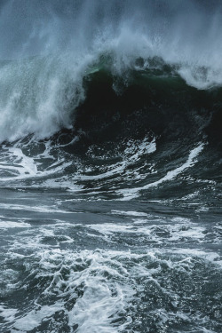 livingpursuit:  Storm Wave by Duncan Fawkes