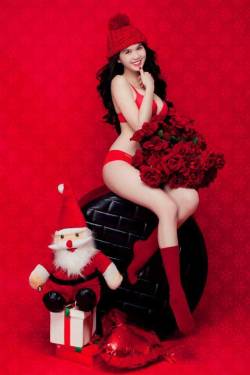 Merry Christmas - from the Vietnamese Queen of Lingerie Ngọc