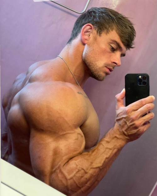 drwannabebigger:  Toby Richards