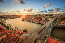 l-o-n-g-v-i-e-w:  Sunset in Porto by Patberg on Flickr.
