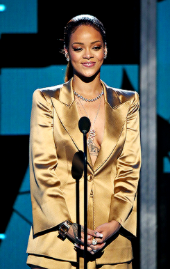 hellyeahrihannafenty: Rihanna at the 2015 BET Awards 