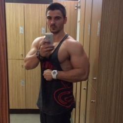 cameraphonemuscle:  Nick Cheadle 