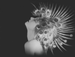 aclockworkfetish:  simulism:  Alla Nazimova, Salomé (1923) 