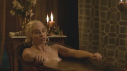 horndoggieerotica:  Will Queen Daenerys grace us with her nudity