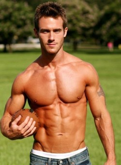 (via Friday Hot Guy Frenzy! (Shirtless Football Hunks))  Even more awesome at… http://completelyfine.tumblr.com/