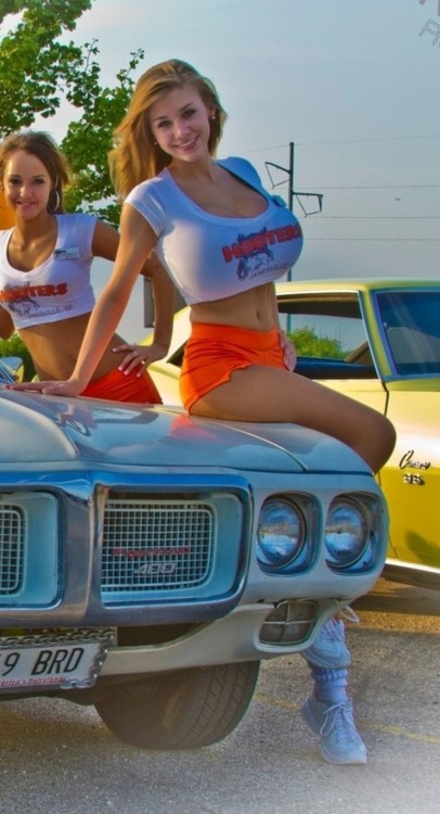 bimbodreams:  girlslikebarbie:  That’s just not fair on the girl behind!  It’s not fair to all of us!  HOOTERS HOOTERS HOOTERS