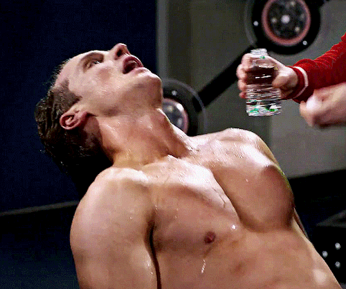 eagly:  Freddie Stroma as Jake Martin in THE CREW 1.05