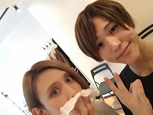 kokokoro3:  hqsuteji:  Tomorrow, if you have the time Feel free to drop by~ #ZenHollywoodLiveHouseTourIsGoingToEndSoon  Members with Kairin: Kousaka Aki (first pic, really pretty guy with long~ish hair: nicknamed Ouji)Fukazawa Taiga (second pic, cute