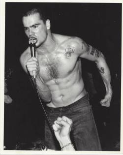 antifahooligan:  henry—rollins:  1982 - Henry Rollins fronts