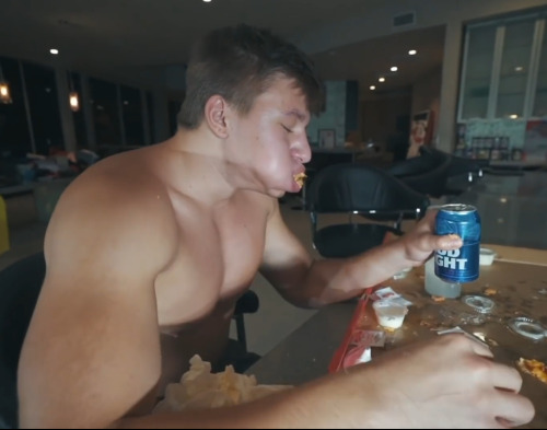bigbellyboiz:  bulkseason:  https://youtu.be/DNj6XYtWyDI   I’d