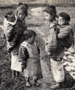 thekimonogallery:   Children of the countryside.  1914-18, Japan.