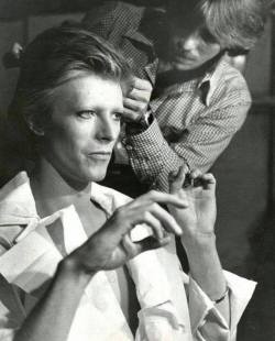 majortomwashere:  David Bowie getting his makeup done for the