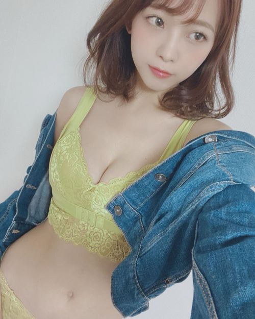 aimmmh3:  https://www.instagram.com/hayase_aya/