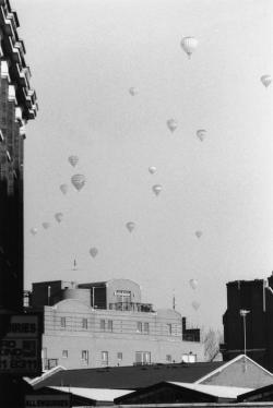 adanvc:  Hot air balloon race over London, 1993. by Peter Marlow