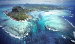 sixpenceee:  “Underwater” Waterfall, Mauritius  Although