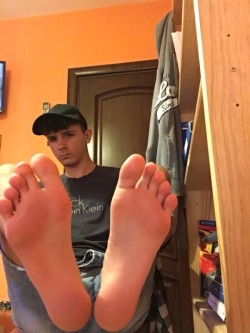 dirtycollegeboyfeet:  Walking in on your college roommate waiting