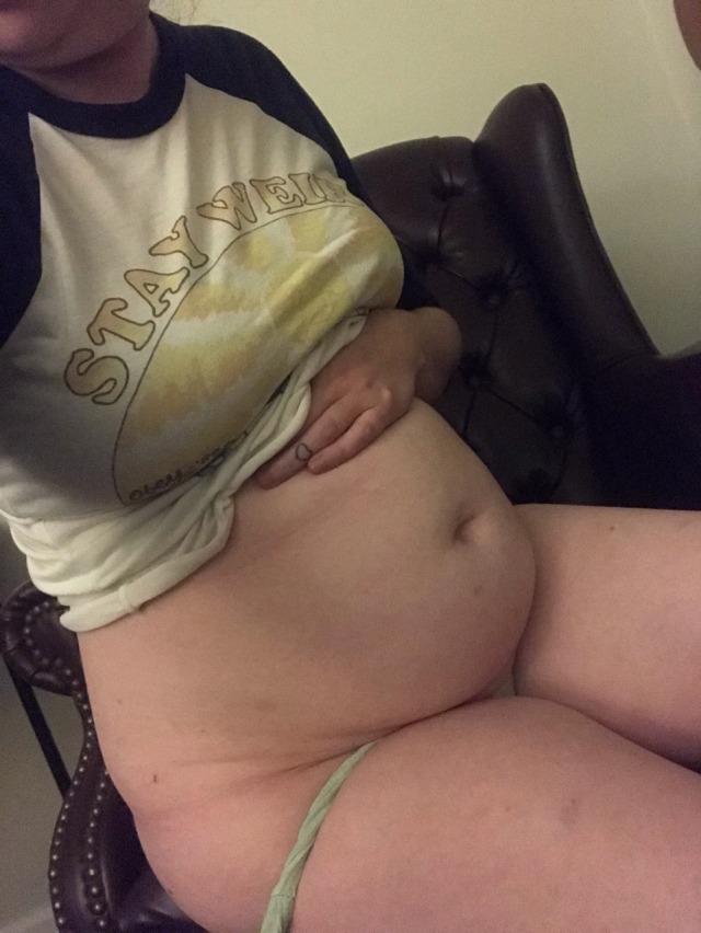 lmbbabe:*urp* So fucking bloated and uncomfortable. Need belly