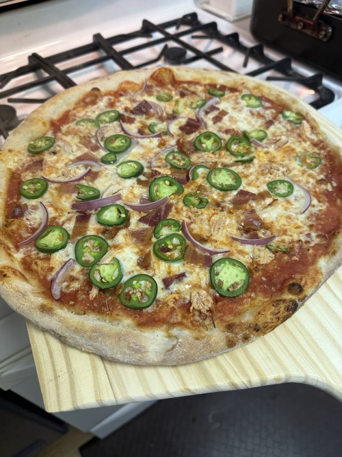 foodmyheart:  Chicken, bacon, red onion, and jalapeño pizza