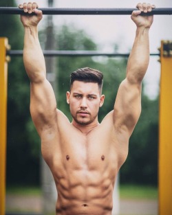   Adam Kuncicki | @adamkuncickiFirst Vegan Bodybuilder in Poland//Banana