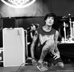 s–inful:  the-crook3d-young:  66/100 images of Oli Sykes