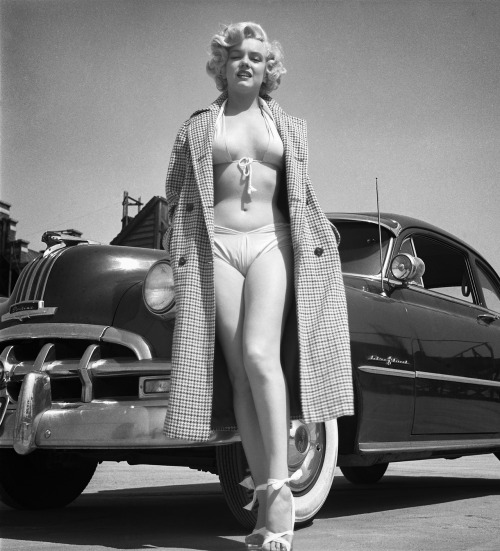inthedarktrees:  Rising star Marilyn Monroe poses on the backlot