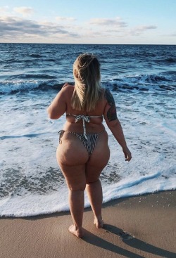 mom-butt-ass:  Beach mombutt.