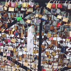 chanelbagsandcigarettedrags:  🔐#lovelocks #paris  (at Pont