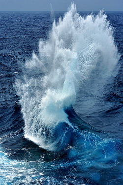 plasmatics-life:  Ocean Waves ~ By Atif Saeed 