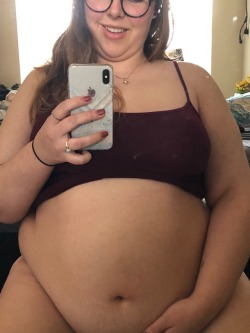 fattylaurz:When your fat belly is over flowing into your lap