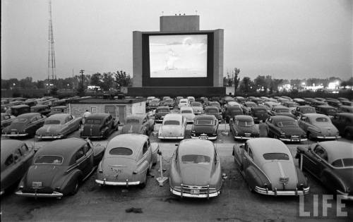 electronicsquid:Chicago drive-in movie theater(Francis Miller.