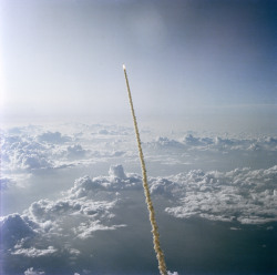 gunsandposes-history:  The Space Shuttle Challenger heads to