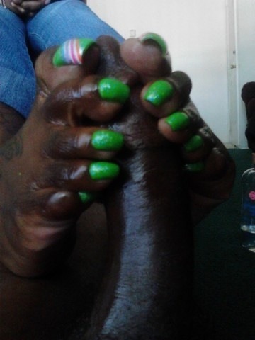 thenewebonyfootportal:  Another lime green ebony footjob find  Mmmmmm #toecontrol