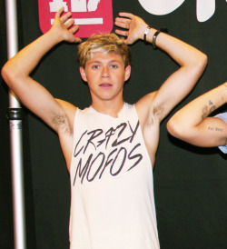 male-armpit:  Niall Horan 