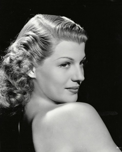 mylovelydeadfriends:Rita Hayworth, ca. 1941