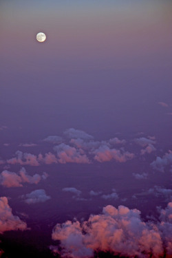 pannekoekman:  Full moon rising over cloud by webmink on Flickr.