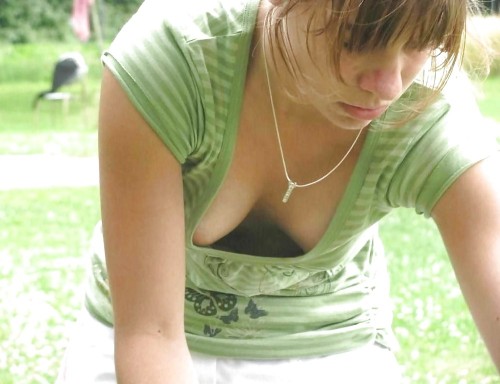 More nip slips and pussy slips pics at http://pussyslip.tumblr.com/