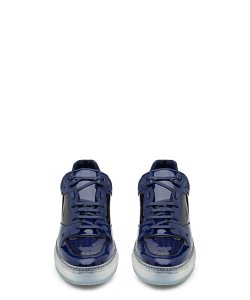 overdeauxis:  Balenciaga low top. Sneakerboy.com 