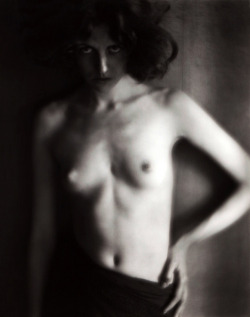 schoolofdesire: Edward Weston (1886-1958). Nude, 1918