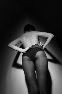 sheer4thedoctor:  edricchen:  Shapes in the dark.  (via TumbleOn