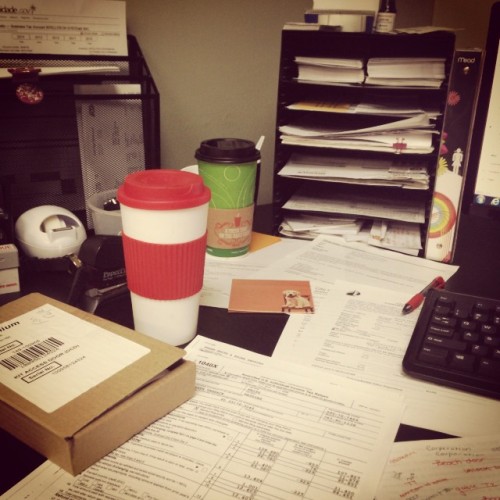 What my life looks like on a dailey in the office ðŸ“žðŸ“ŠðŸ“§ðŸ“ðŸ“¦ðŸ“‘ðŸ“²â˜•ï¸x3 âš ï¸ #officelife #coffeetrips #threetimestoday #dcd #pens #alarms #sevenelevan #stapler #binders #graphs #ohmy #busyday  (at Intellitech Systems, inc.)