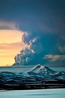 wonderous-world:  Grimsvotn Eruption 2011 by Gunnar Geirmundsson