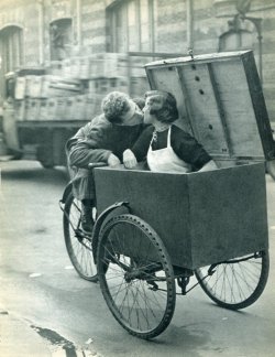 Robert Doisneau - L'amour en triporteur, 1956