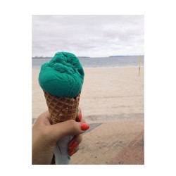 Spontaneous trip to Brighton eating my childhood fave icecream