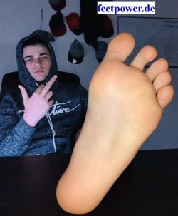 feetpromoter:  What you think about the 19 yo SupremeMaster ?Americanmaster