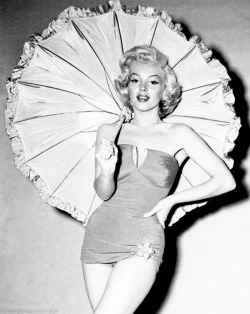infinitemarilynmonroe: Marilyn Monroe photographed by Bert Reisfield.