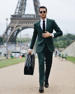 ladnkilt:  THE ALWAYS SMARTLY WELL DRESSED FRENCH GENTLEMAN!Presenting