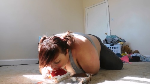 hamgasmicallyfat: *oinkk oink*shoutout to tumblr fan @fmcc1 for providing the cake! Messy Cake Stuffing http://clips4sale.com/106718 I get soooo messy and have so much fun releasing my inner piggy while I devour cake,taking huge bites and oinking.I scarf