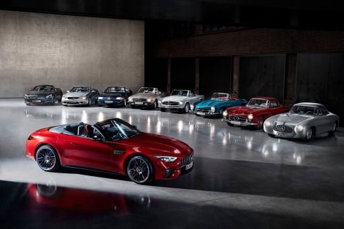 frenchcurious:La Dernière Mercedes -Benz AMG futur classique…entourée