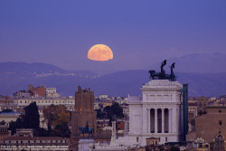 back-to-the-stars-again: Supermoon rising above Rome, Italy,